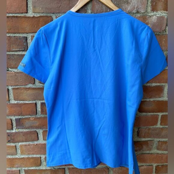 Med Coutoure Ceil Blue V-Neck Pocket Scrub Tee - Picture 3 of 4